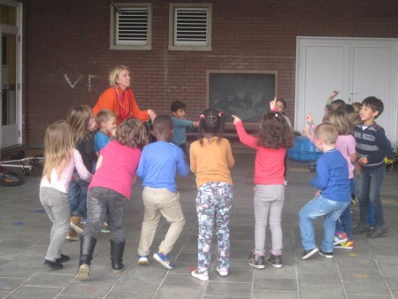 Wij oefenen onze schrijfdans op de speelplaats.