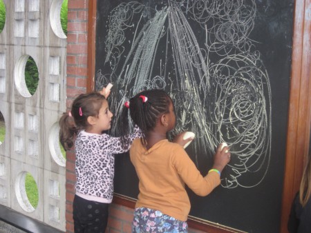 Wij oefenen onze schrijfdans op de speelplaats.