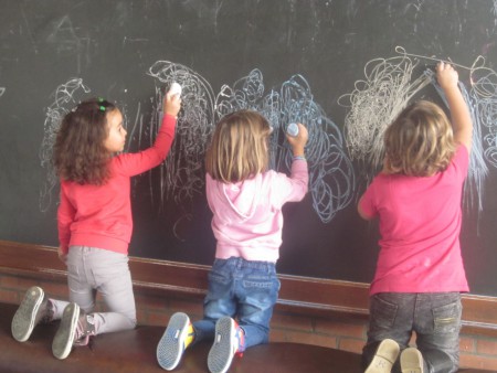 Wij oefenen onze schrijfdans op de speelplaats.