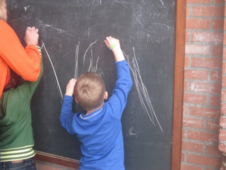 Wij oefenen onze schrijfdans op de speelplaats.