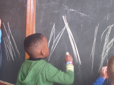 Wij oefenen onze schrijfdans op de speelplaats.