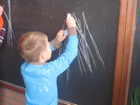 Wij oefenen onze schrijfdans op de speelplaats.