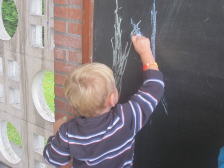 Wij oefenen onze schrijfdans op de speelplaats.