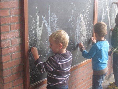 Wij oefenen onze schrijfdans op de speelplaats.
