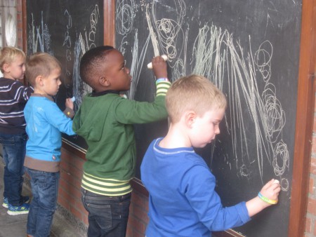 Wij oefenen onze schrijfdans op de speelplaats.