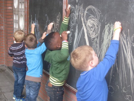 Wij oefenen onze schrijfdans op de speelplaats.