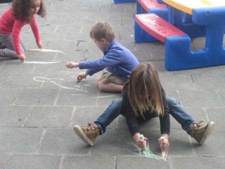 Wij oefenen onze schrijfdans op de speelplaats.