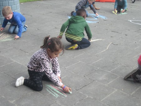 Wij oefenen onze schrijfdans op de speelplaats.