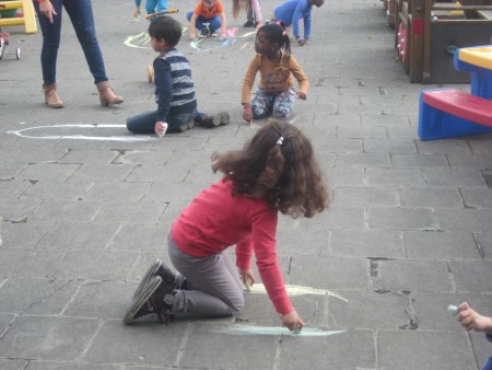 Wij oefenen onze schrijfdans op de speelplaats.