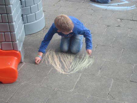 Wij oefenen onze schrijfdans op de speelplaats.