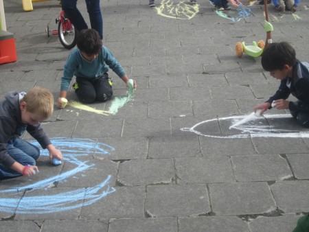Wij oefenen onze schrijfdans op de speelplaats.