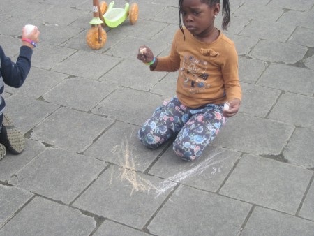 Wij oefenen onze schrijfdans op de speelplaats.