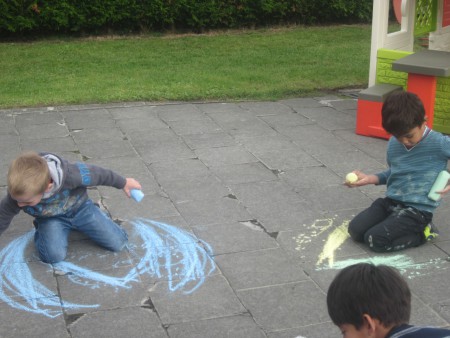 Wij oefenen onze schrijfdans op de speelplaats.