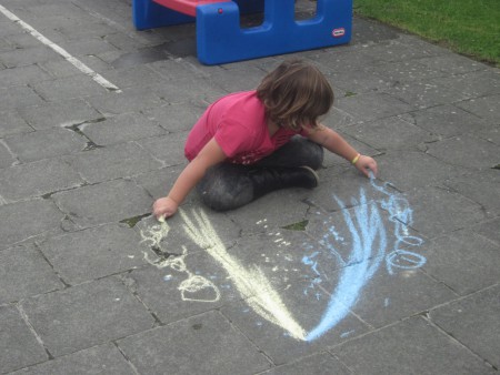 Wij oefenen onze schrijfdans op de speelplaats.
