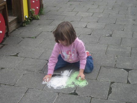 Wij oefenen onze schrijfdans op de speelplaats.