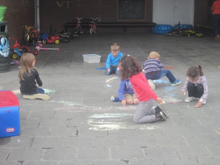 Wij oefenen onze schrijfdans op de speelplaats.